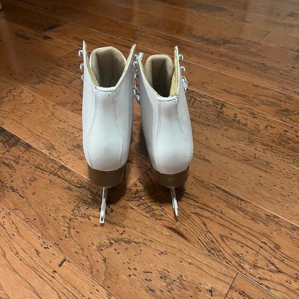 DBX Ice Skates, Size 6 - Picture 3 of 6